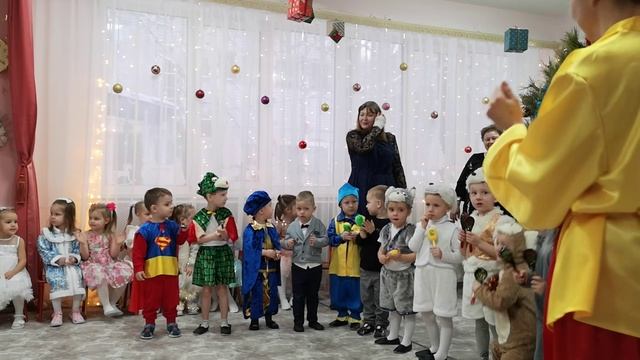 Новогодный утренник 35 садик 8 группа смотреть онлайн