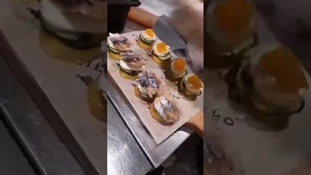 Бутер со скумбрией и икрой😋 смотреть онлайн