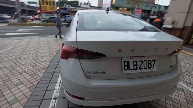 1.0小排量 入手歐洲轎車零負擔！2023 Skoda Octavia 1.0 TSI e-TEC смотреть онлайн