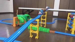 Играем в железную дорогу! Паровозик Томас Пларейл ☆ Гора и спиральная башня