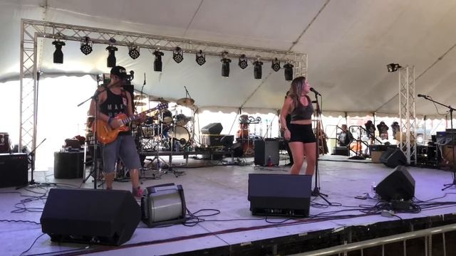 Clarissa Serna - Let Me Down Easy (Live) смотреть онлайн