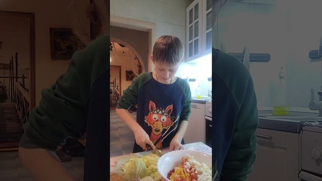 Кирилл режет салат смотреть онлайн