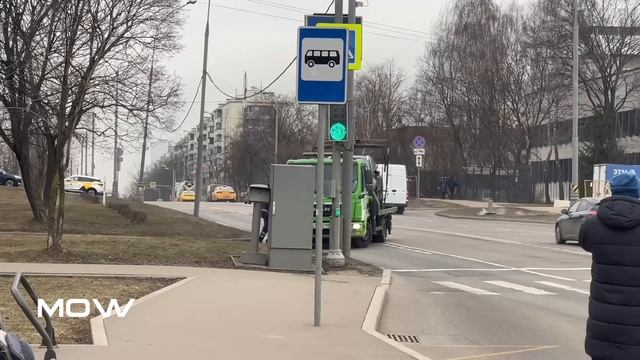 Массовая эвакуация автомобилей у детской городской поликлиники № 98 на Дорожной улице в Чертаново смотреть онлайн
