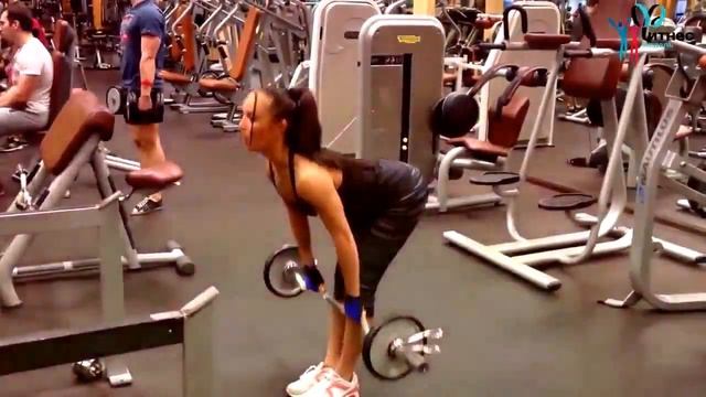 Красивые фитнес девушки в спортзале.Beautiful fitness girl in gym смотреть онлайн
