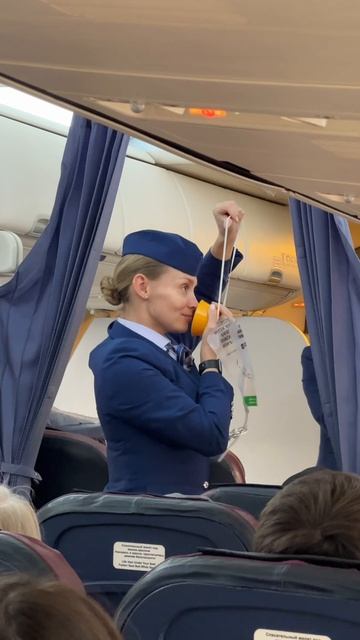 Бортпроводник Анастасия демонстрирует аварийно-спасательное оборудование Boeing 737 NordStar смотреть онлайн