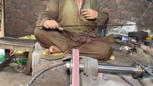 Производство мечей на индийском заводе