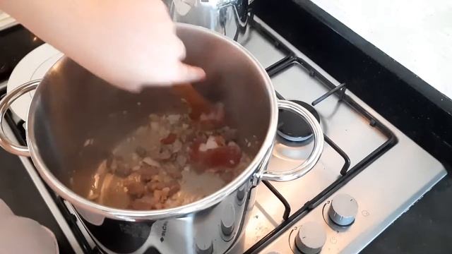 KURU FASULYE TARİFİ- ETLİ KURU FASULYE NASIL YAPILIR смотреть онлайн