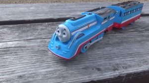 Играем в поезда на природе! Жёлтый поезд и Томас!