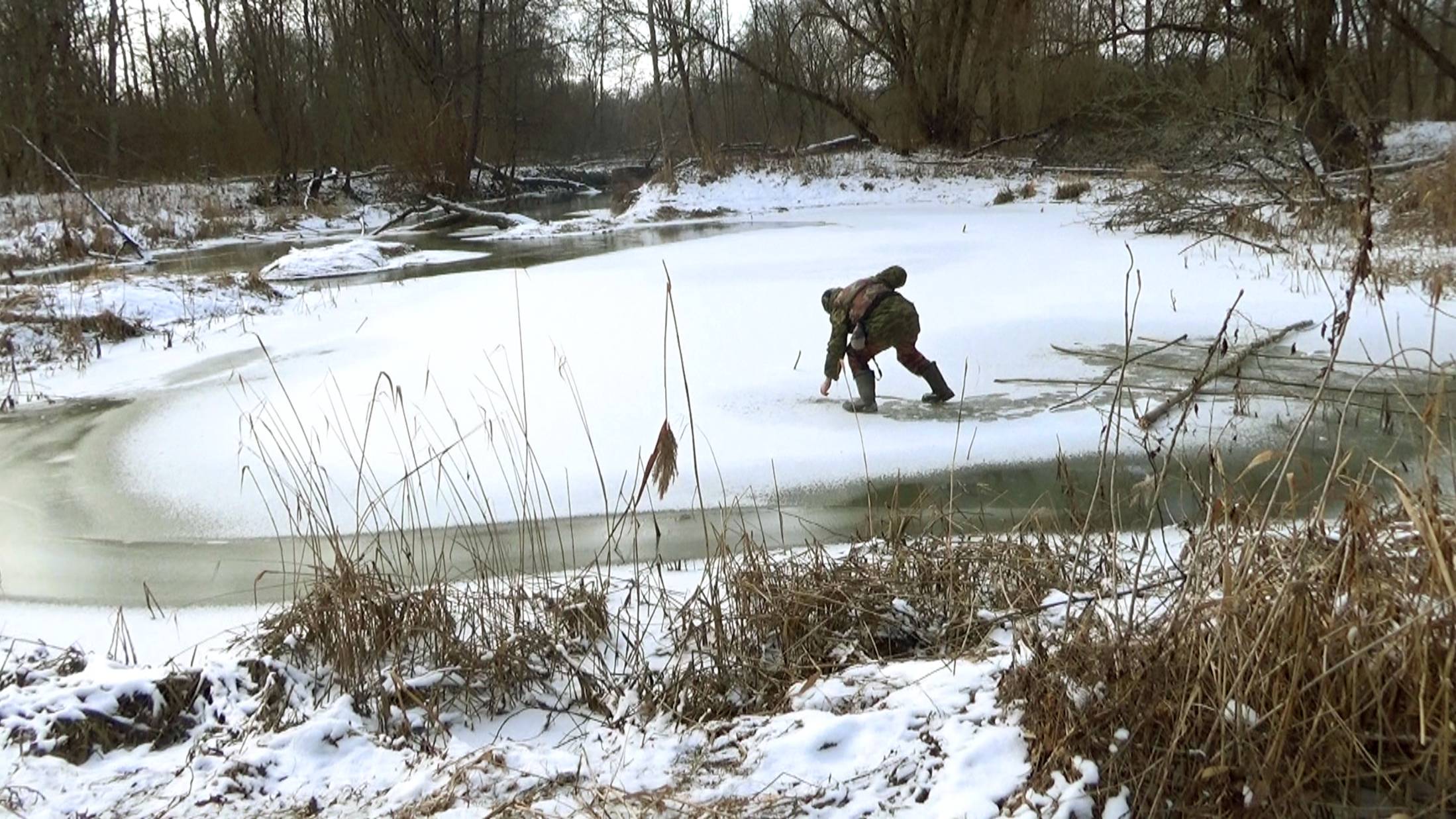 Рыбалка на новом интересном заливчике на мормышку на малой реке и что тут клюёт зимой смотреть онлайн