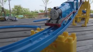 Паровозик Томас ☆ Маршрут по спиральной башне - Железная дорога для детей