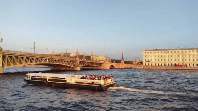 Прогулка по Неве на теплоходе. Санкт-Петербург. смотреть онлайн