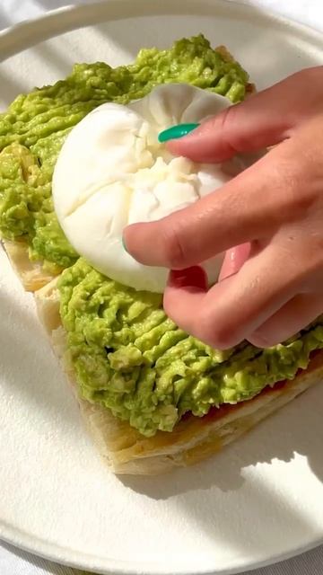 Брускетта с авокадо и бурратой