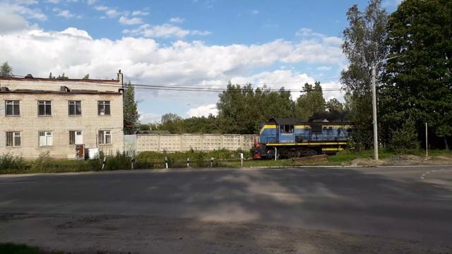 Остановка тепловозов ТЭМ2-3347,ТЭМ2-1369 с грузовым составом. смотреть онлайн