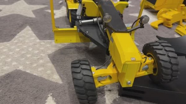 Собрал грейдер caterpillar 16m