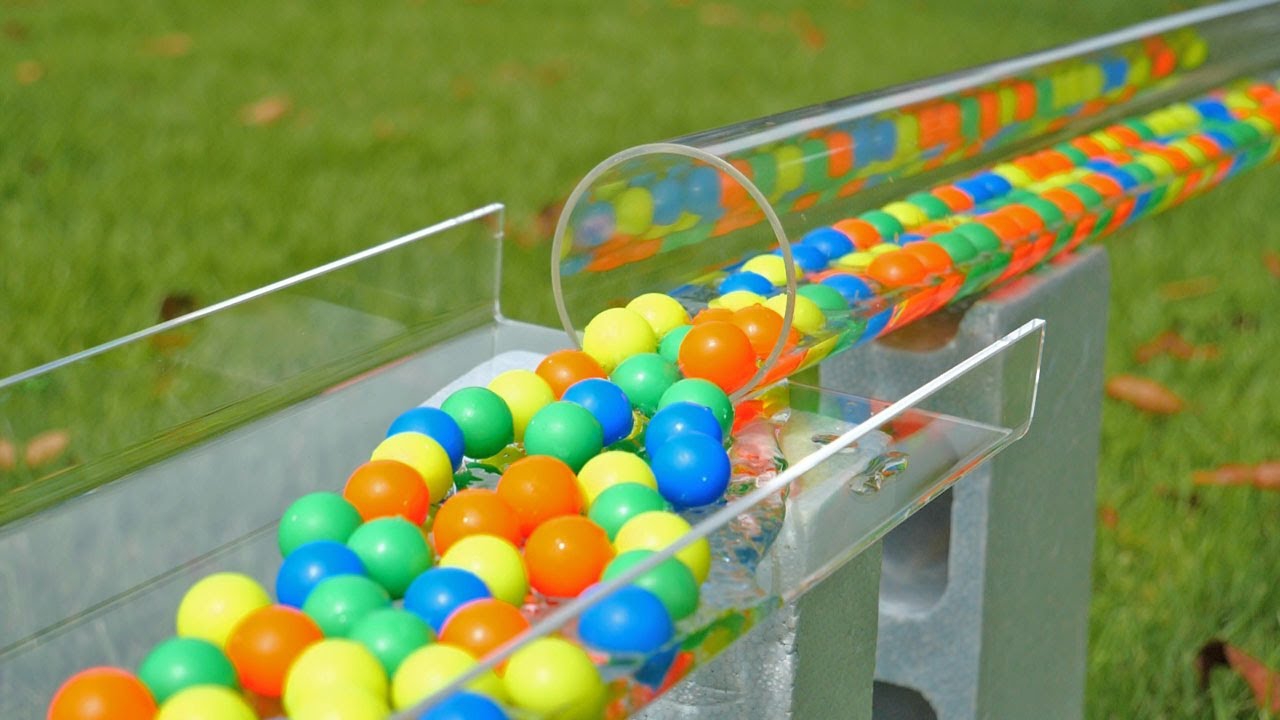 Супер большая водяная горка 🛝 для разноцветных шариков. Играем м в шарики и развиваемся... смотреть онлайн