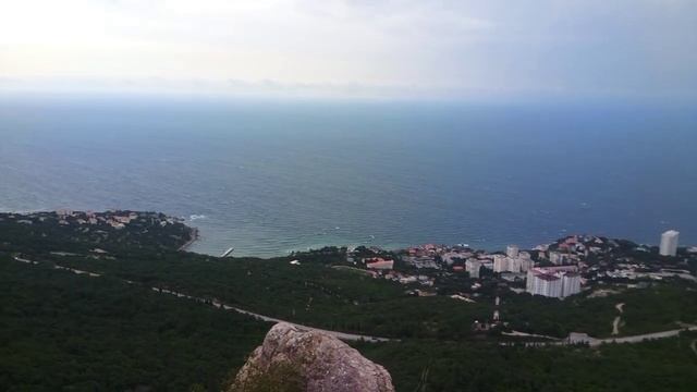 Байдарские Ворота в Крыму, вид на Форос с высоты птичьего полета смотреть онлайн