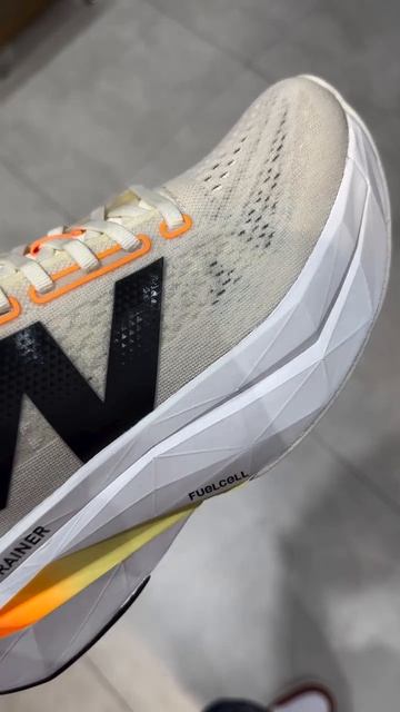 Спортивная модель New Balance FuelCell SuperComp Trainer V3 смотреть онлайн