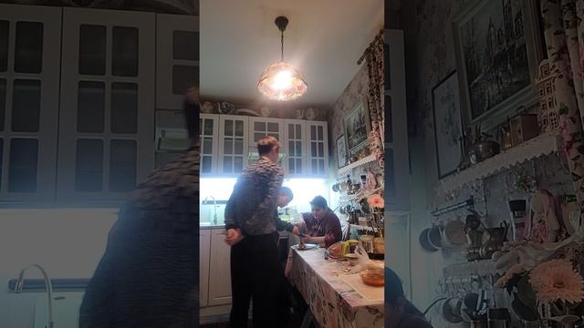 Кирилл жарит блины смотреть онлайн