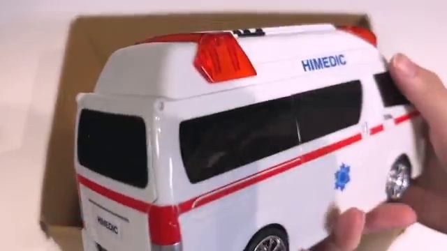 Маленький автомобиль скорой помощи работает со звуком в случае чрезвычайной ситуации! смотреть онлайн