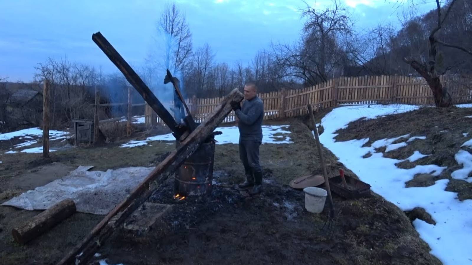 Очищаем участок после зимы, наши костры видно из города смотреть онлайн