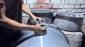 Производство больших кастрюль в Индии