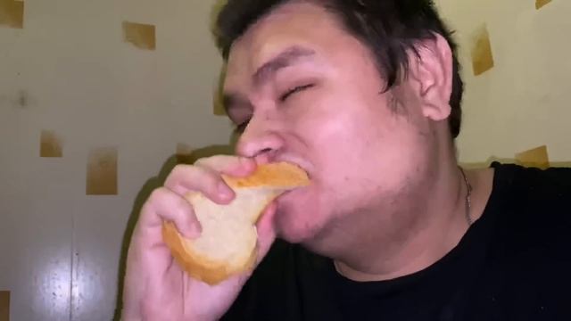 Ночной перекус на унитазе баварскими сырными сосисками