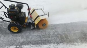 Как убирают наледь с тротуаров в Улан-Удэ? Ледоколом!