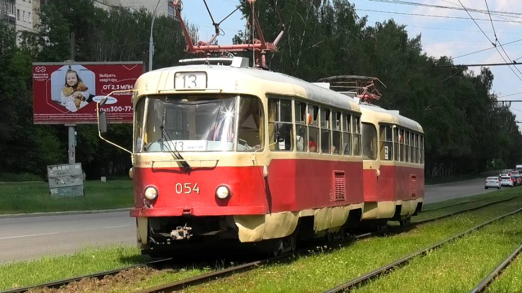 Трамвай Екатеринбурга Tatra T3SU СМЕ борт. №054/055 маршрут №13 на остановке "Улица Мира"