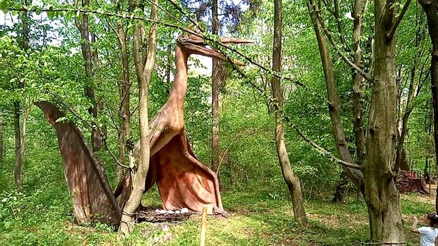 Прогулка Алисы с динозаврами. Парк Львовская область. смотреть онлайн