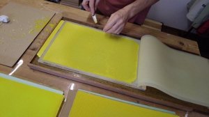 Как сделать вощину для пчёл из своего воска в силиконовой матрице