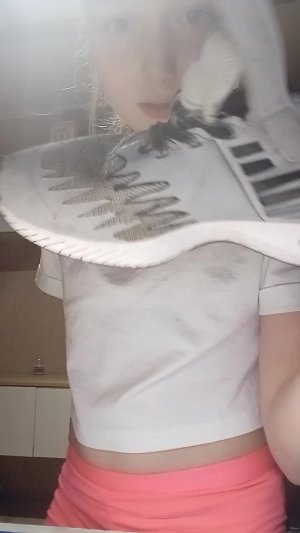 разрисовала один кроссовок