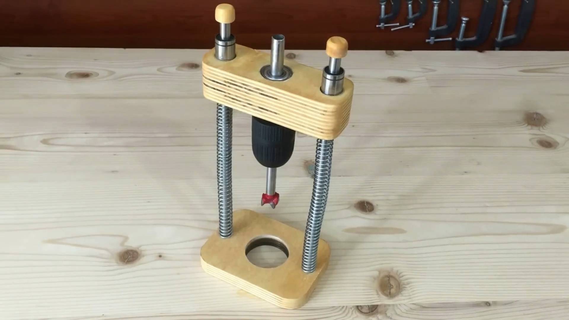 САМОДЕЛЬНАЯ НАСАДКА НА ШУРУПОВЕРТ ДЛЯ РОВНОГО СВЕРЛЕНИЯ смотреть онлайн