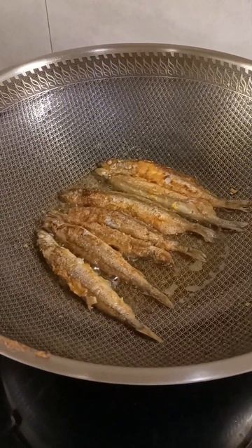 ASMR Tiny Whole Frying Fish Yummy #asmr#food#shorts @BinaNelsJourney смотреть онлайн