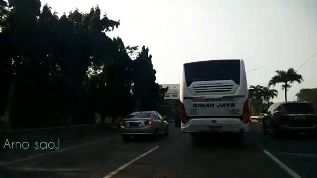 Aksi sinar jaya 72 J, di tol Cikampek смотреть онлайн