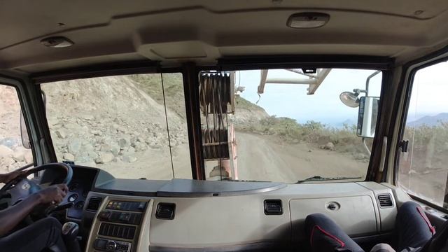 Truck crane zoomlion qy50v | Dangerous hilly driving | climbing and sloping смотреть онлайн