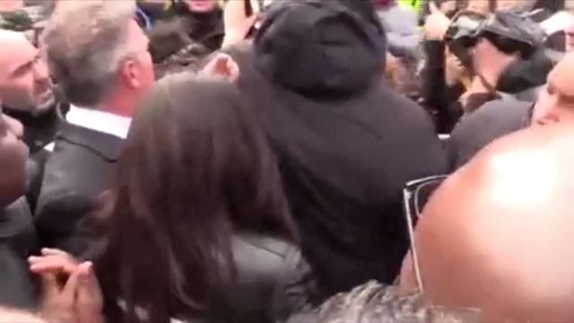 Селена Гомес подверглась атаке фанатов и папарацци в Париже смотреть онлайн