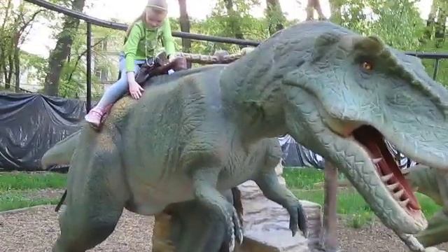 ЮЛЯ катается верхом на Динозавре - 1 часть (1 мая 2018 года) смотреть онлайн