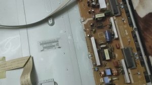 Samsung LE32B350F1W. Мерцает экран при включении на холодную, нет звука пока не нагреется.