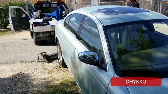 A girl in a Jaguar S type got stucked on the ditch accidentally смотреть онлайн