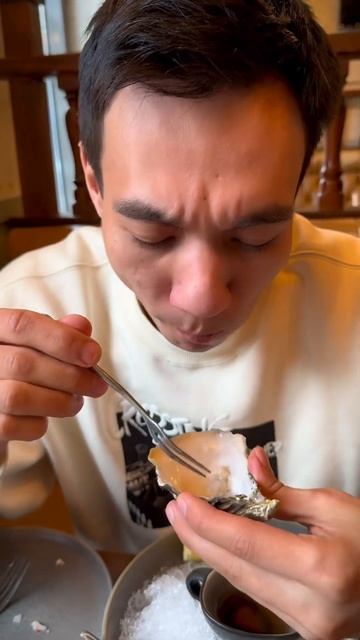 ПЕРВЫЙ РАЗ ПРОБУЕМ УСТРИЦЫ 🦪 смотреть онлайн