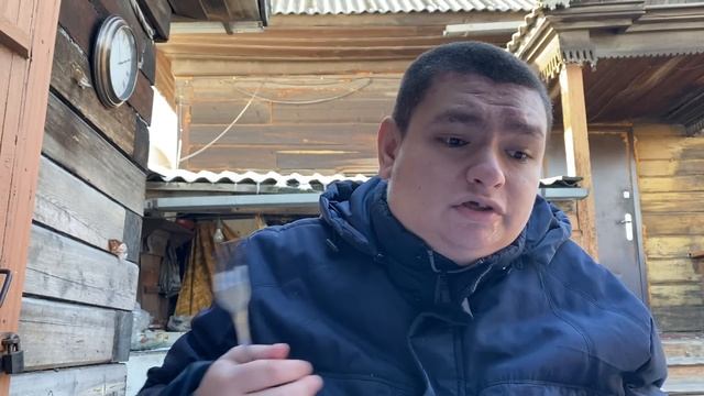 Обед в ограде возле снега