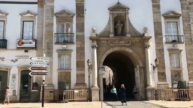 Sizzling away in the Beautiful old city of Faro смотреть онлайн