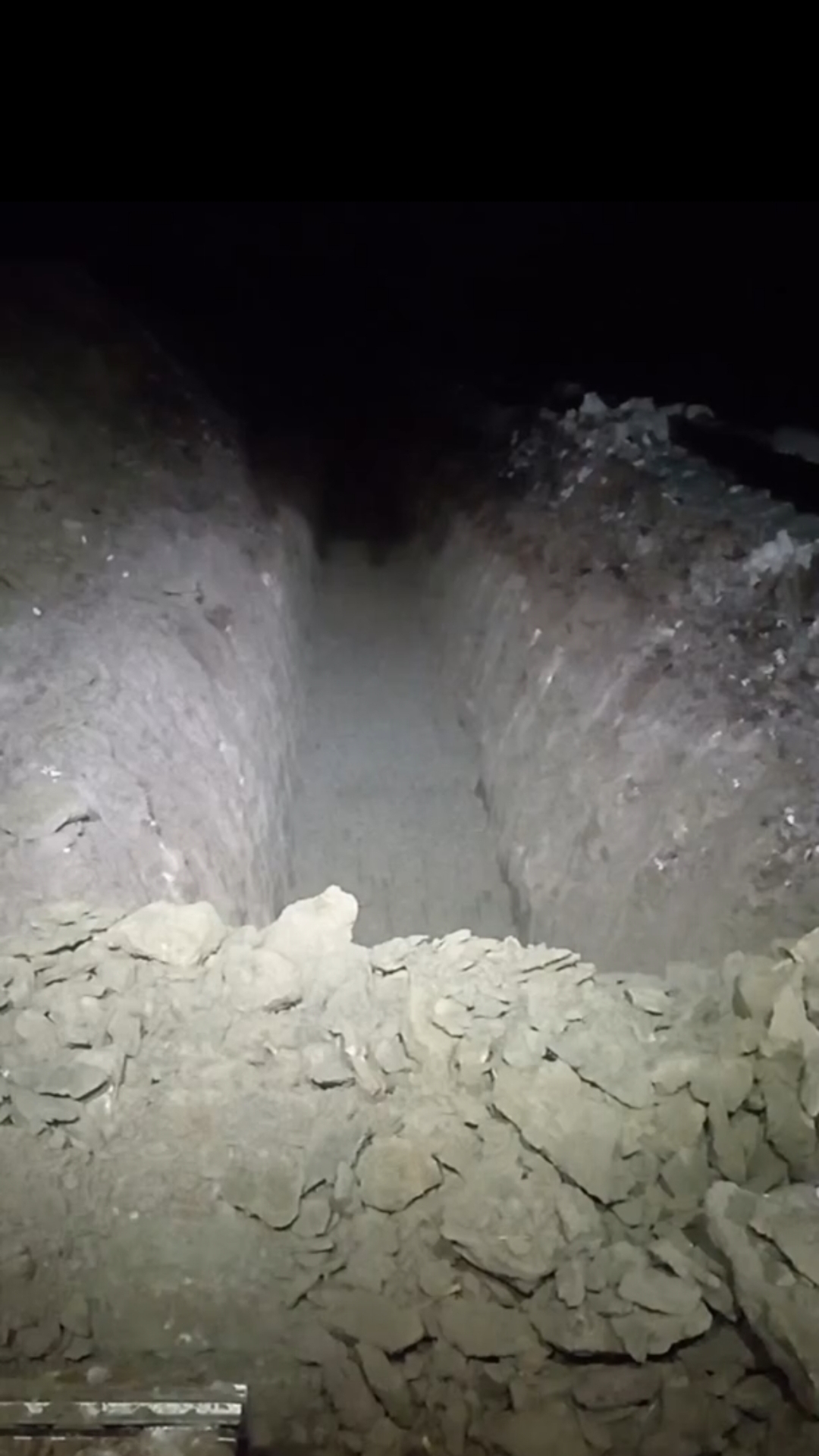 Копаем траншею в мерзлоте и в темноте. смотреть онлайн