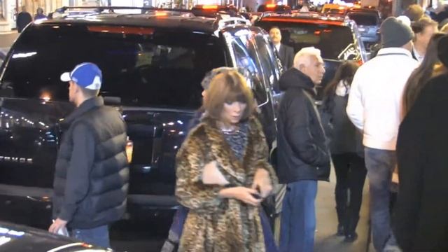 Anna Wintour Leaves 'Dead Accounts' At Music Box Theatre In NYC смотреть онлайн