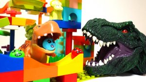 Строим разноцветный конструктор с фигурками динозавров и скатываем с горки шарики 🎈 вмести с детьми