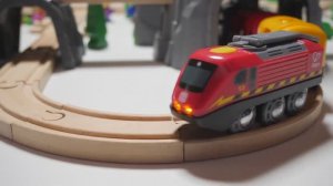 Детская железная дорога - Поезд Brio курсирует по железнодорожной трассе.