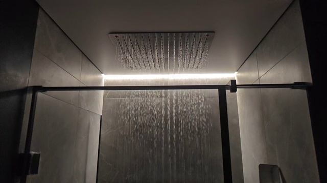 Натяжной потолок в душевой комнате по дизайнерской задумке. смотреть онлайн