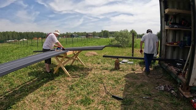 Ставим столбы под забор.
И так сойдёт!
