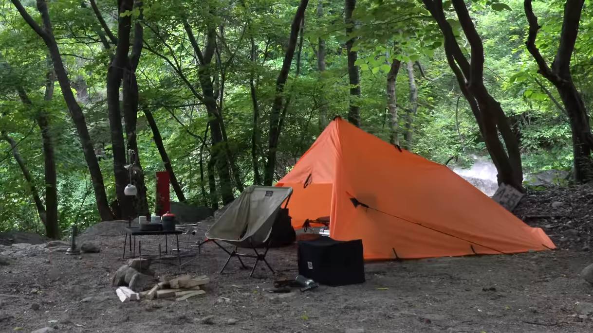 Одинокий в тропическом лесу Интересный кемпинг с палаткой из брезента, ASMR под дождем