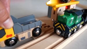 Томас Brio на прогулке в парке ☆ Мини-Томас и его друзья ♪ Детская железная дорога